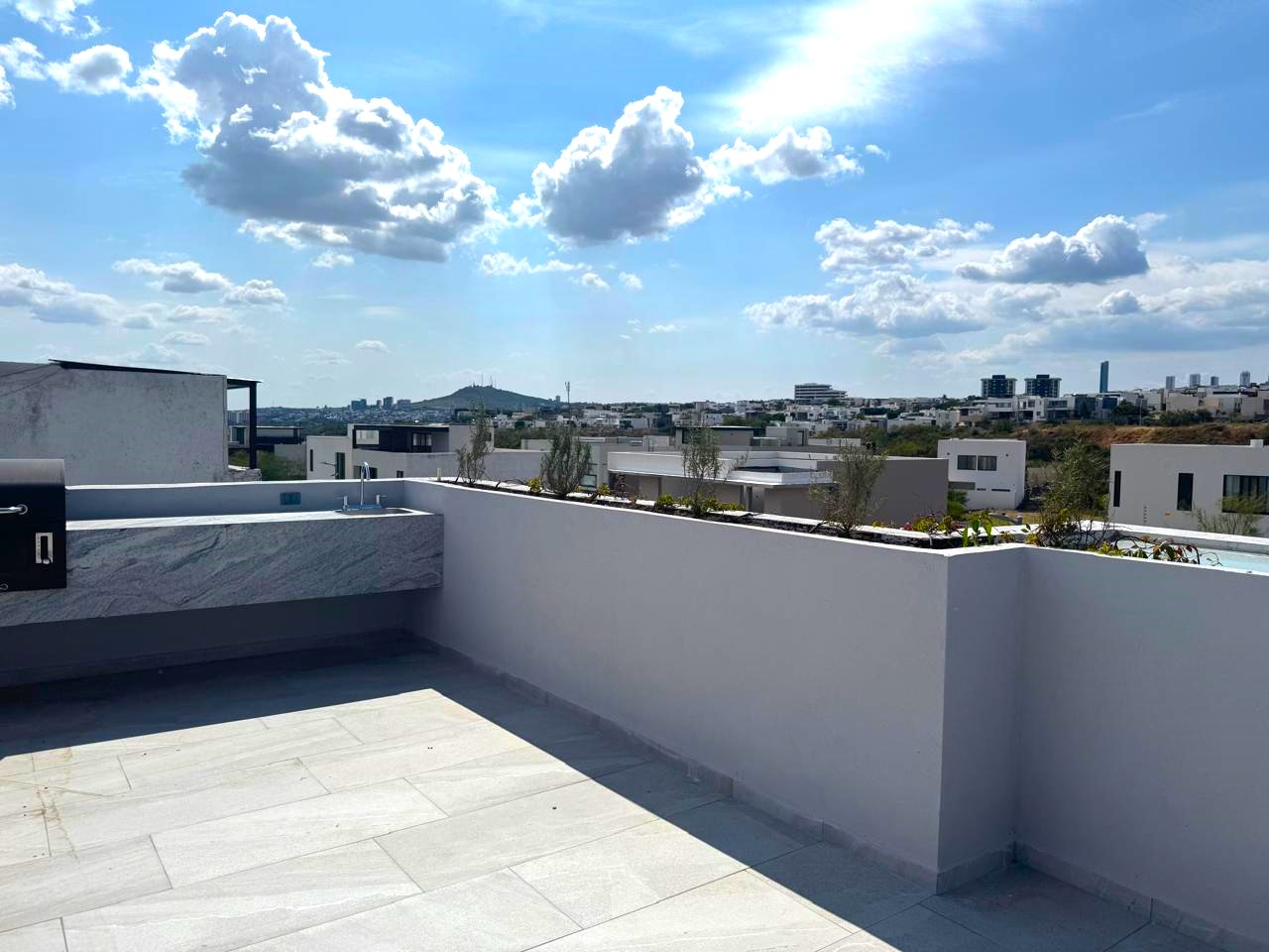 CASA EN VENTA NUEVA CON ROOF GARDEN EN VALLE DE MOLINO 