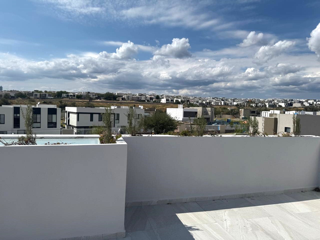 CASA EN VENTA NUEVA CON ROOF GARDEN EN VALLE DE MOLINO 